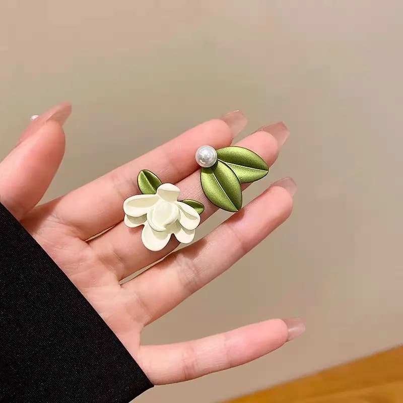 1pair New Fashion Elegant Asymmetry Imitation Gardenias Shape Stud Earrings For Women Flower Temperament Ornaments Accessories