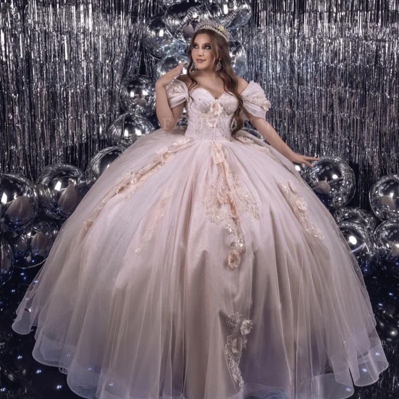 Abiti Quinceanera rosa chiaro lucido con spalle scoperte Abito da ballo dolce 16 Abito con perline Appliques Fiore Tull Abiti da festa di compleanno