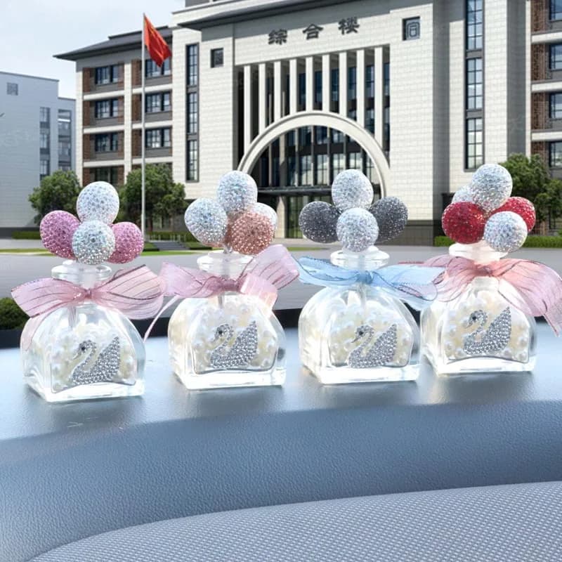 Bottiglia di profumo vuota per auto Palloncino di diamanti Decorazione per auto Contenitore di olio essenziale Bottiglia di profumo in vetro per deodorante per auto