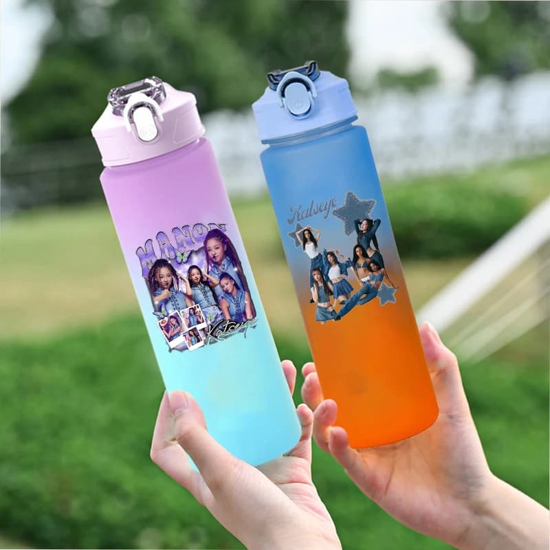 Bottiglia d'Acqua Sfumata K POP K-KATSEYE da 750ml, Bottiglia d'Acqua Stampata con Scala Graduata, Regalo di Compleanno alla Moda