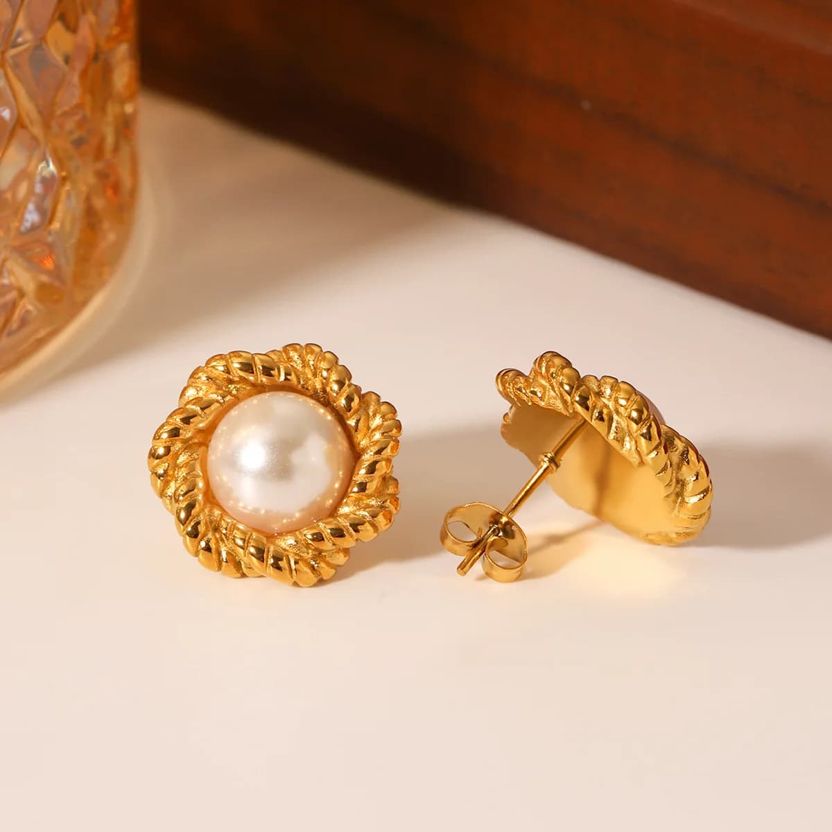 Orecchino di perla rotonda in acciaio inossidabile placcato PVD in oro 18 carati per regalo di gioielli da donna impermeabile