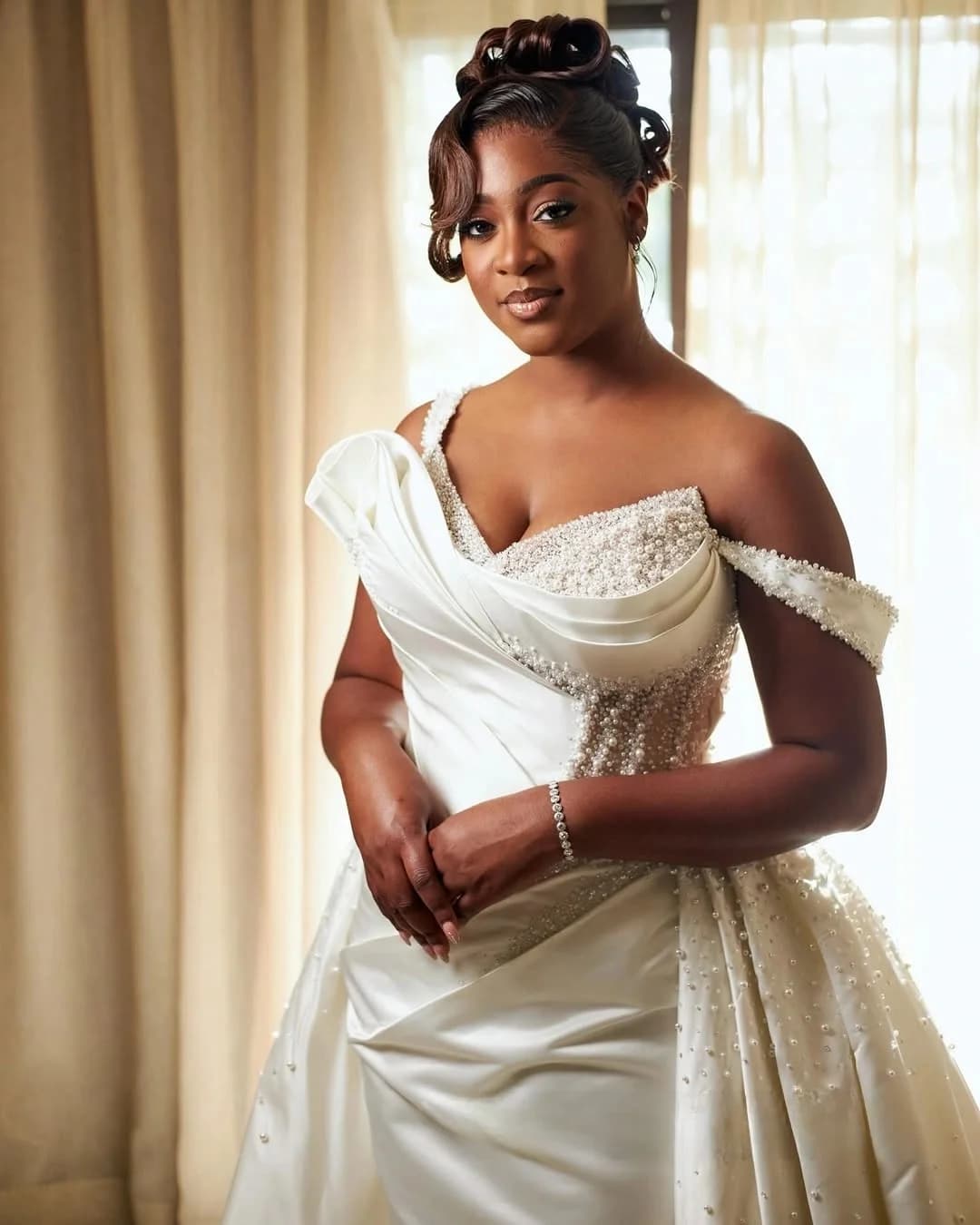 Abito da sposa personalizzato con perle africane scintillanti con spalle scoperte Vestido De Noiva Abiti da sposa con pieghe in raso con strascico staccabile