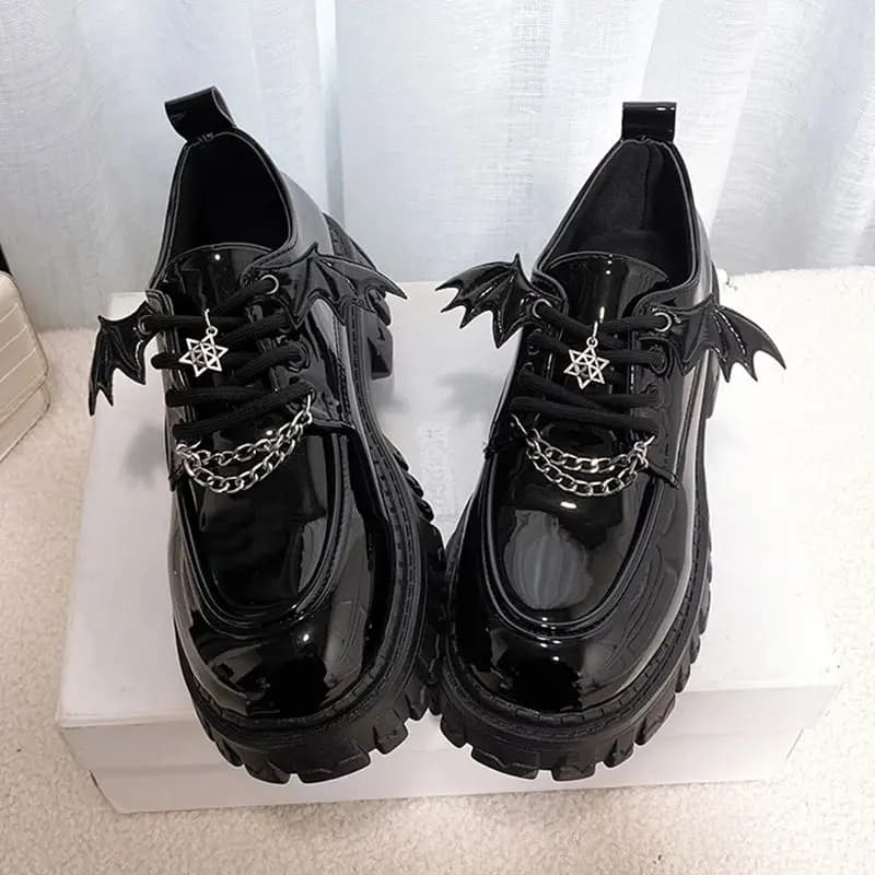 Sandali Gotici con Catena in Metallo e Plateau per Donne, Primavera 2023, Scarpe Casual Slip-On Comode con Tacco Piatto, Altri Stili Disponibili