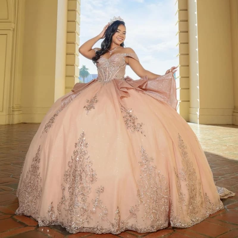 Abiti Quinceanera rosa lucido con spalle scoperte Applique in pizzo con perline Fiocco di cristallo Corsetto in tull Festa di compleanno Abito dolce 16