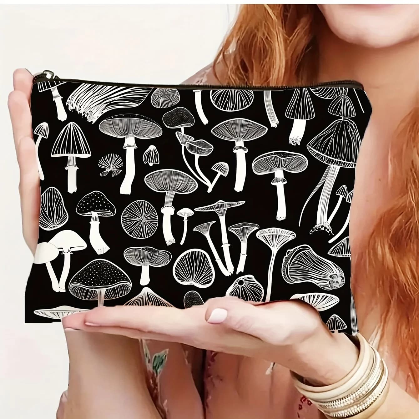 Una borsa per il trucco alla moda con motivo a funghi in bianco e nero: custodia multifunzionale con cerniera, borsa per riporre gioielli