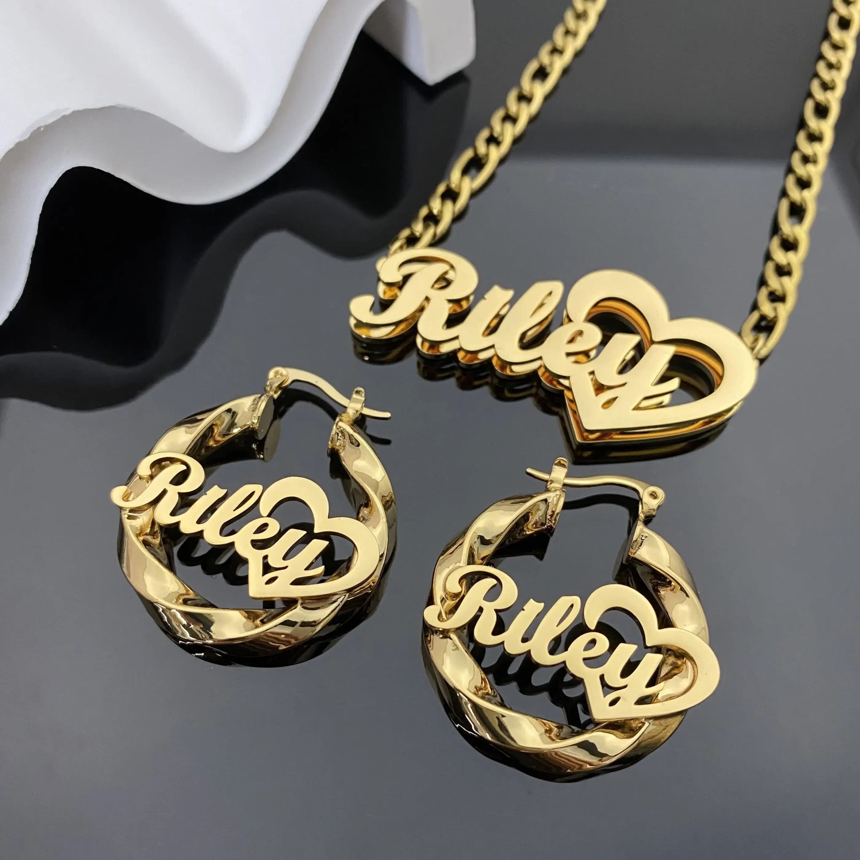 Set di gioielli con nome per bambini Collana con targhetta in oro personalizzata Collana con nome Orecchini pendenti Design a cerchio twist Regalo personalizzato per i bambini lei