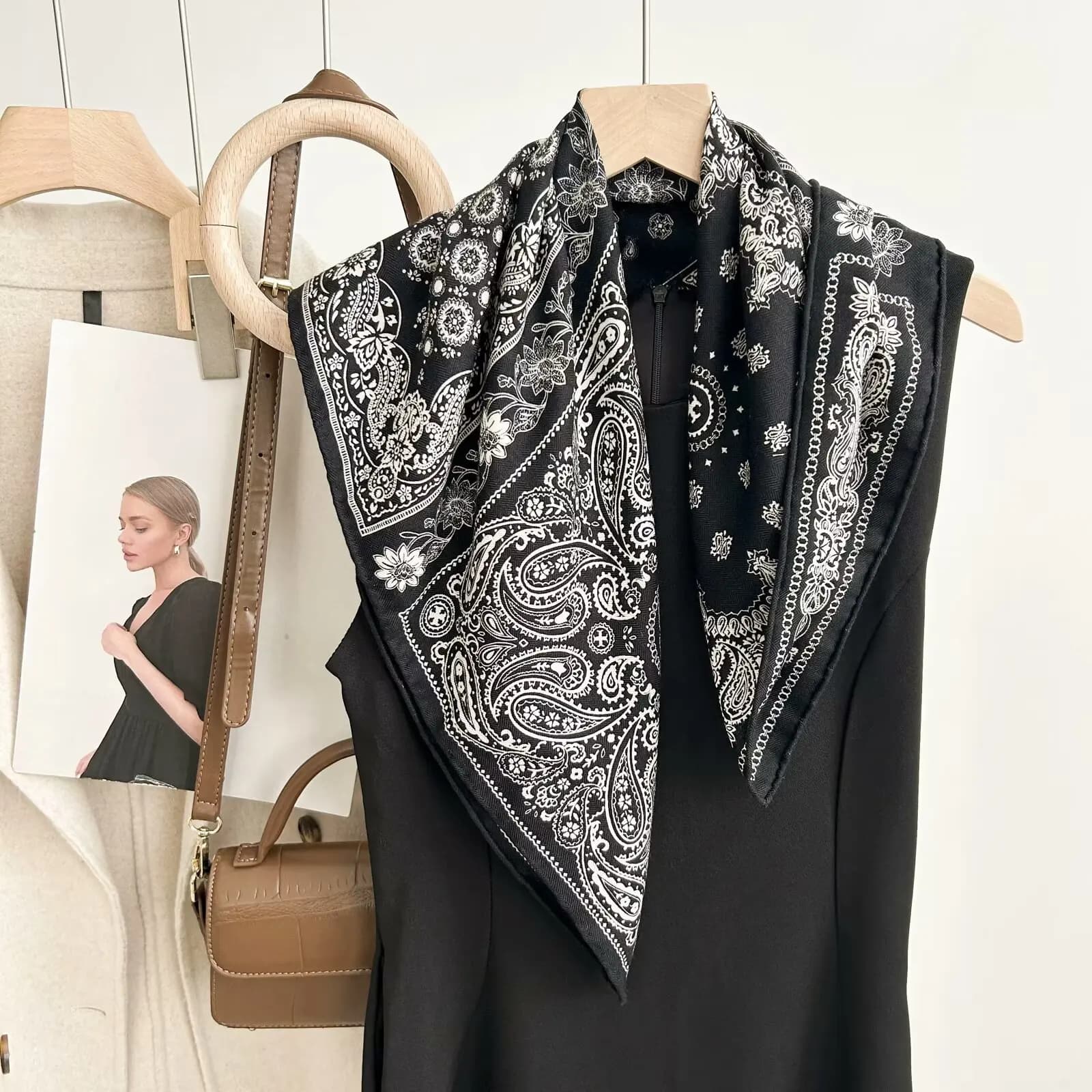 Nuova Sciarpa Paisley da Donna, Versatile ed Elegante per Autunno e Inverno, Foulard Quadrato Piccolo Nero e Grigio