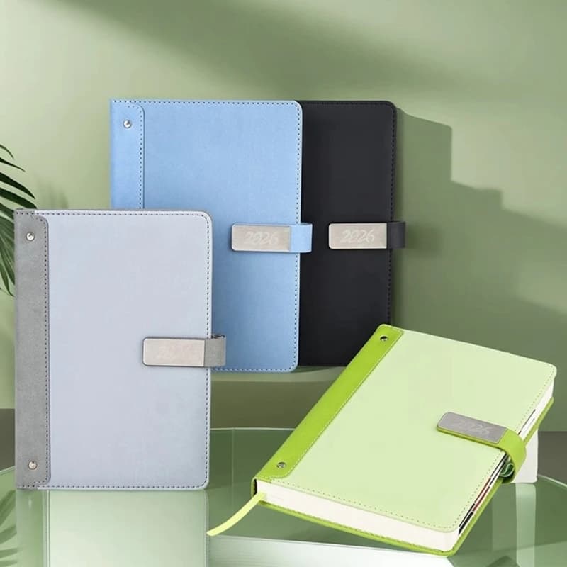 Diario giornaliero in pelle per notebook pianificatore accademico 2026 con chiusura magnetica Slot per penna elastica per