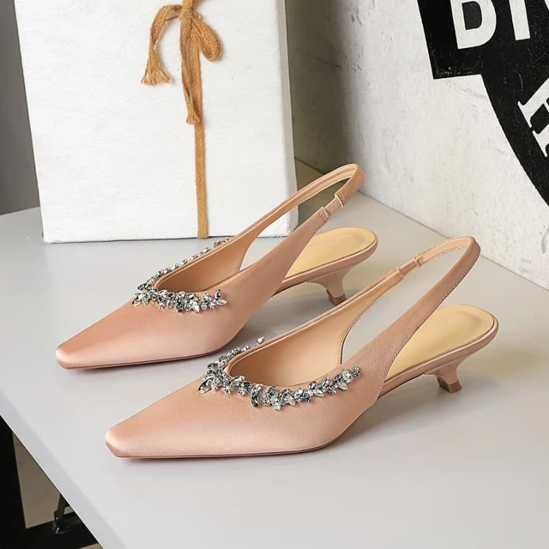 Punta a punta Tacchi bassi Bocca poco profonda Scarpe da donna in seta con catena di strass Tacco vuoto in vetro di vino Scarpe singole comode