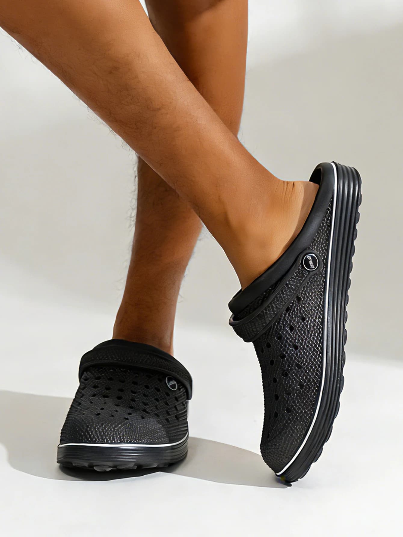 Zoccoli da uomo casual semplici e traspiranti in EVA traforato, modello slip-on piatto monopezzo