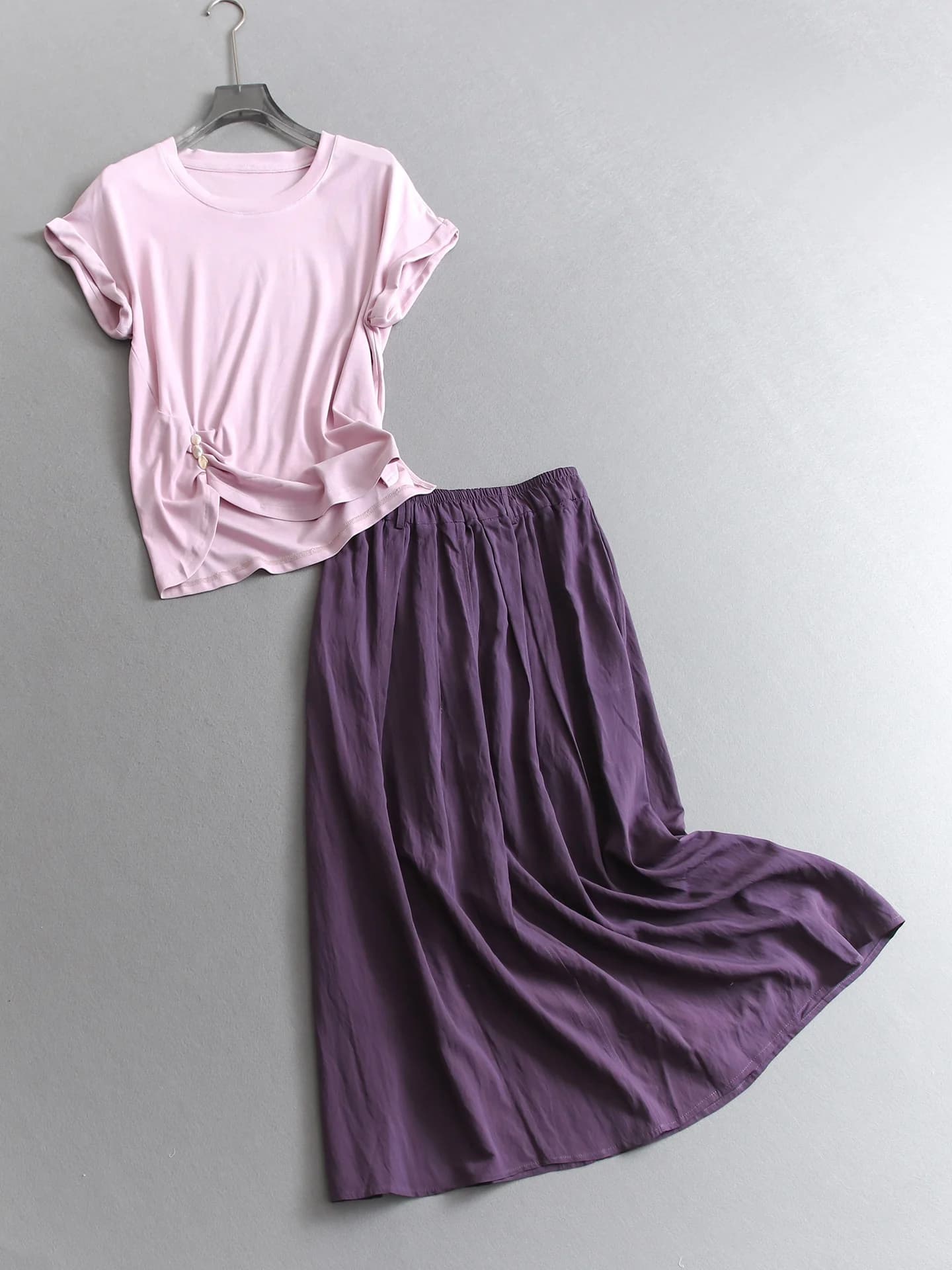 Completo Estivo da Donna: T-Shirt Slim Fit a Collo Tondo e Maniche Corte con Gonna a Vita Elastica e Design Plissettato
