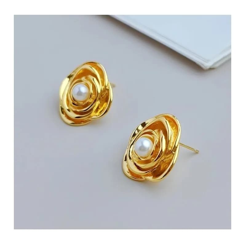 Niche Personalized Earrings, High-end Three-dimensional Flower Shape Earrings, Exquisite Atmospheric Cold Wind Earrings