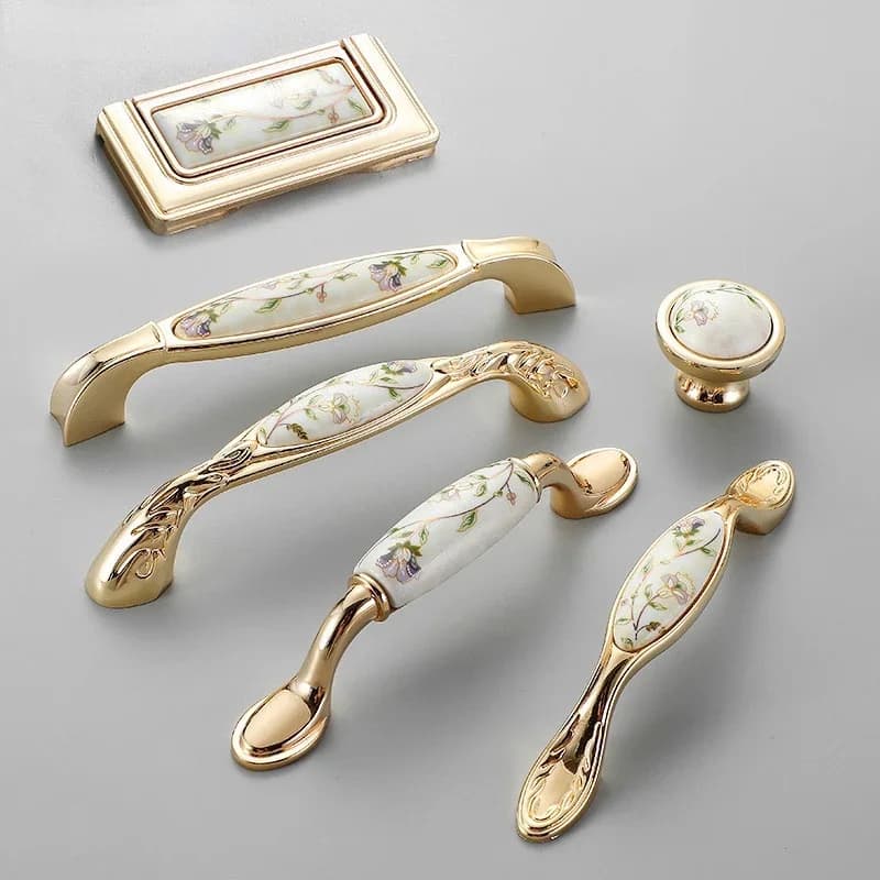 Maniglia europea pastorale di lusso moderna e semplice, maniglia in ceramica dorata brillante, hardware per mobili