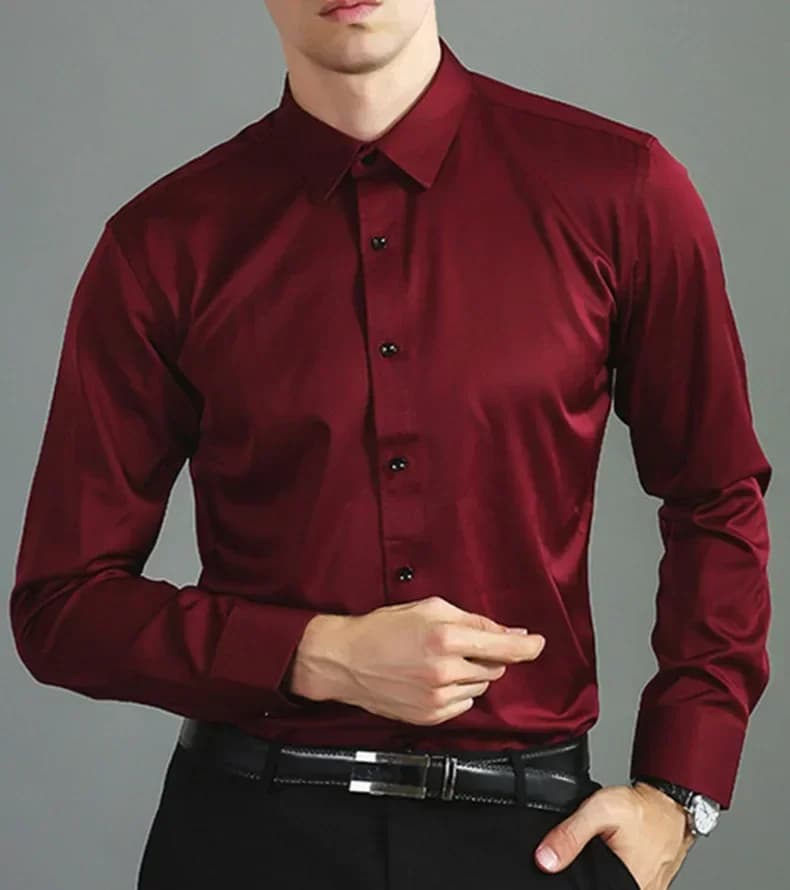 Camicia bianca con risvolto di grandi dimensioni, non stirante ed elastica, lucentezza della seta, drappo, camicia maschile bordeaux, abbigliamento da lavoro all'ingrosso.