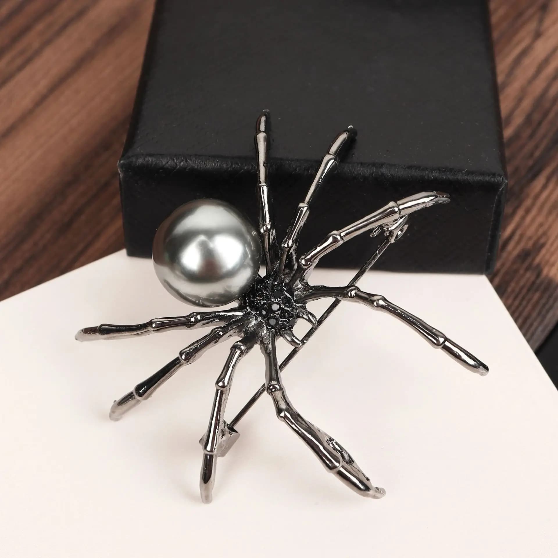 Fashion Personality Black Spider Pearl Brooches Punk Halloween Metal Pin Backpack Clothes Lapel Badge Retro Jewelry Wholesale