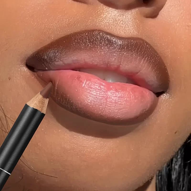 Luxury opaque lip pencil, long life, fluid application for contours and perfect filling, versatile shades for all skin types