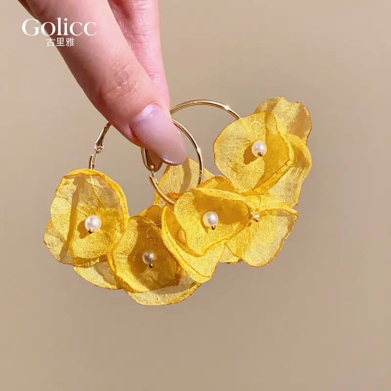 Yellow petals, fringed vacation earrings, female giant good-looking, unique and beautiful earrings, fashionable earrings, design sense, niche