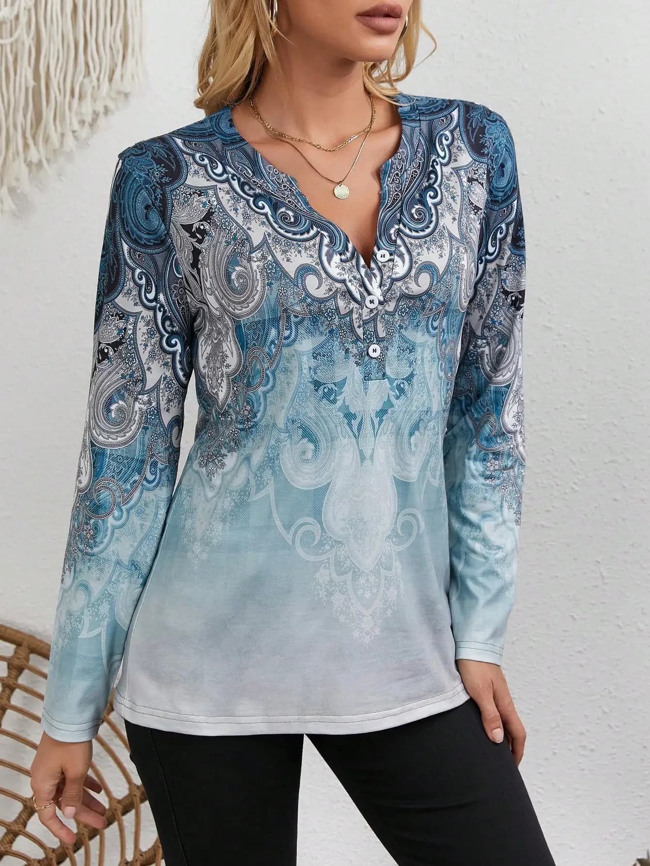 Top Etnico da Donna: Stampa Vintage, Manica Lunga, Scollo a V, Camicetta con Bottoni sul Davanti
