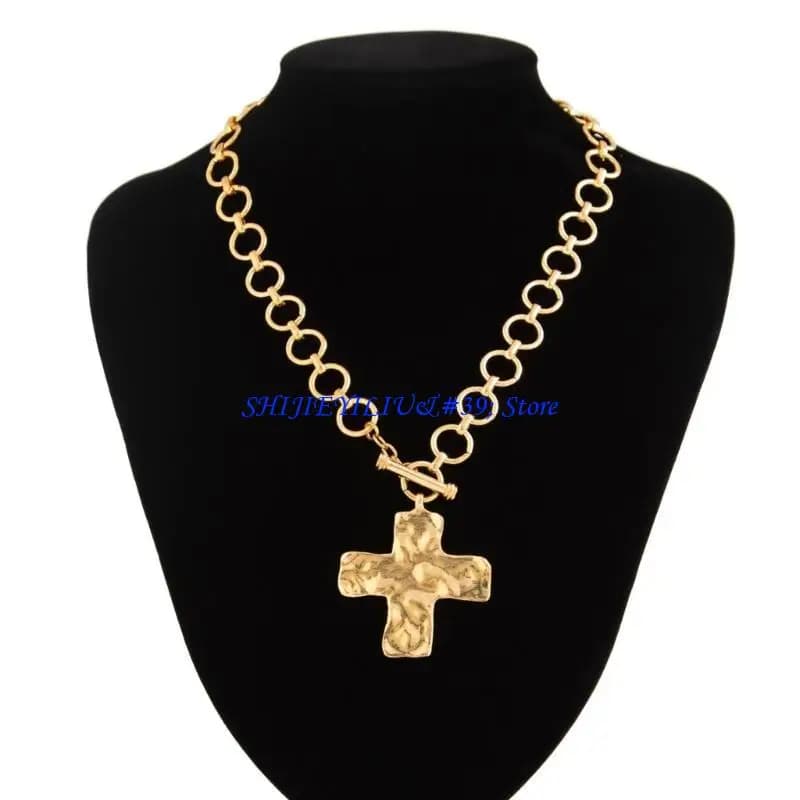 E21F Collana con croci martellate delicate Collana con croci martellate eleganti Accessorio con pendente martellato per gioielli