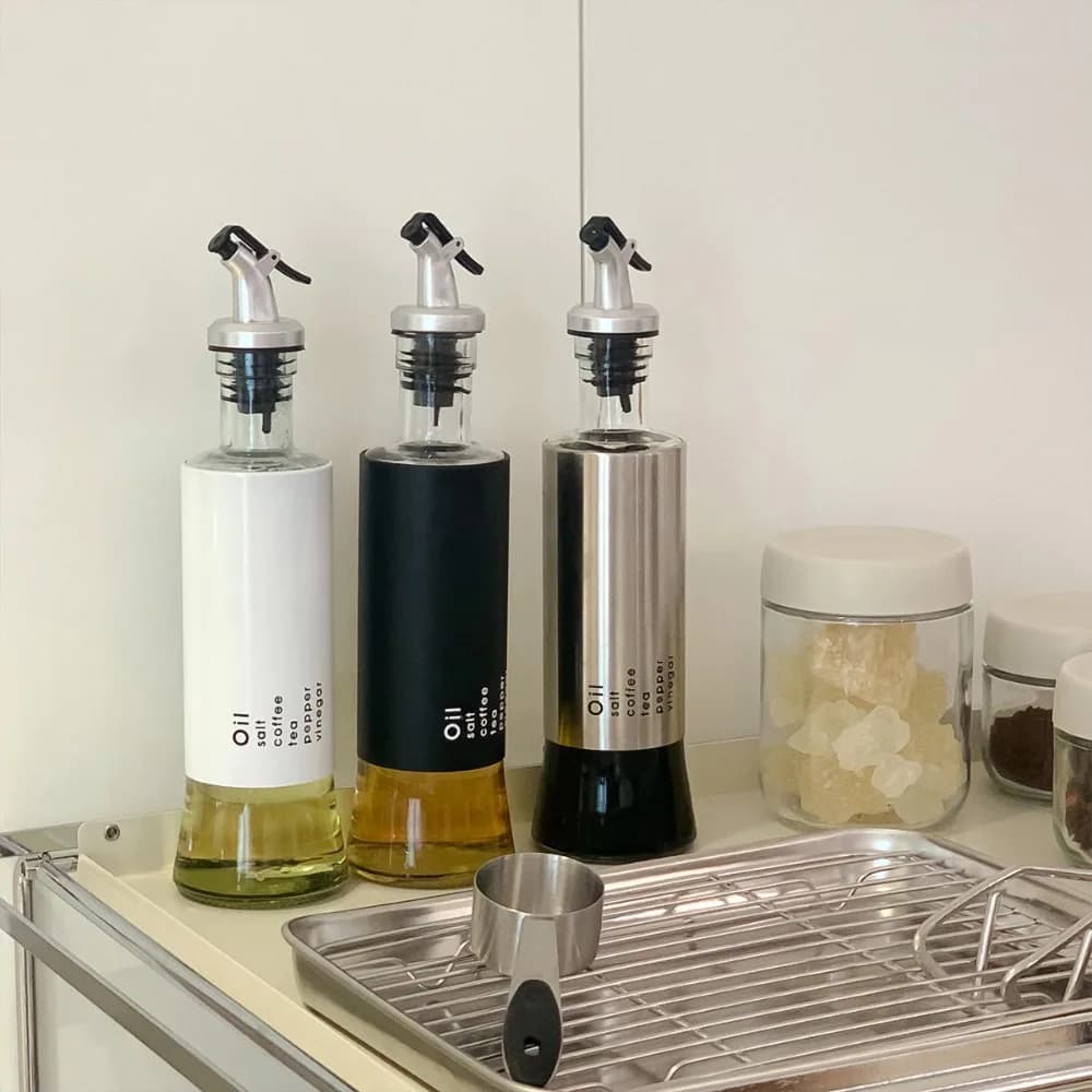 Erogazione di olio da cucina nordico Contenitore di olio da cucina in acciaio inossidabile Beccuccio Dispenser di liquido da cucina in vetro Bottiglia di aceto