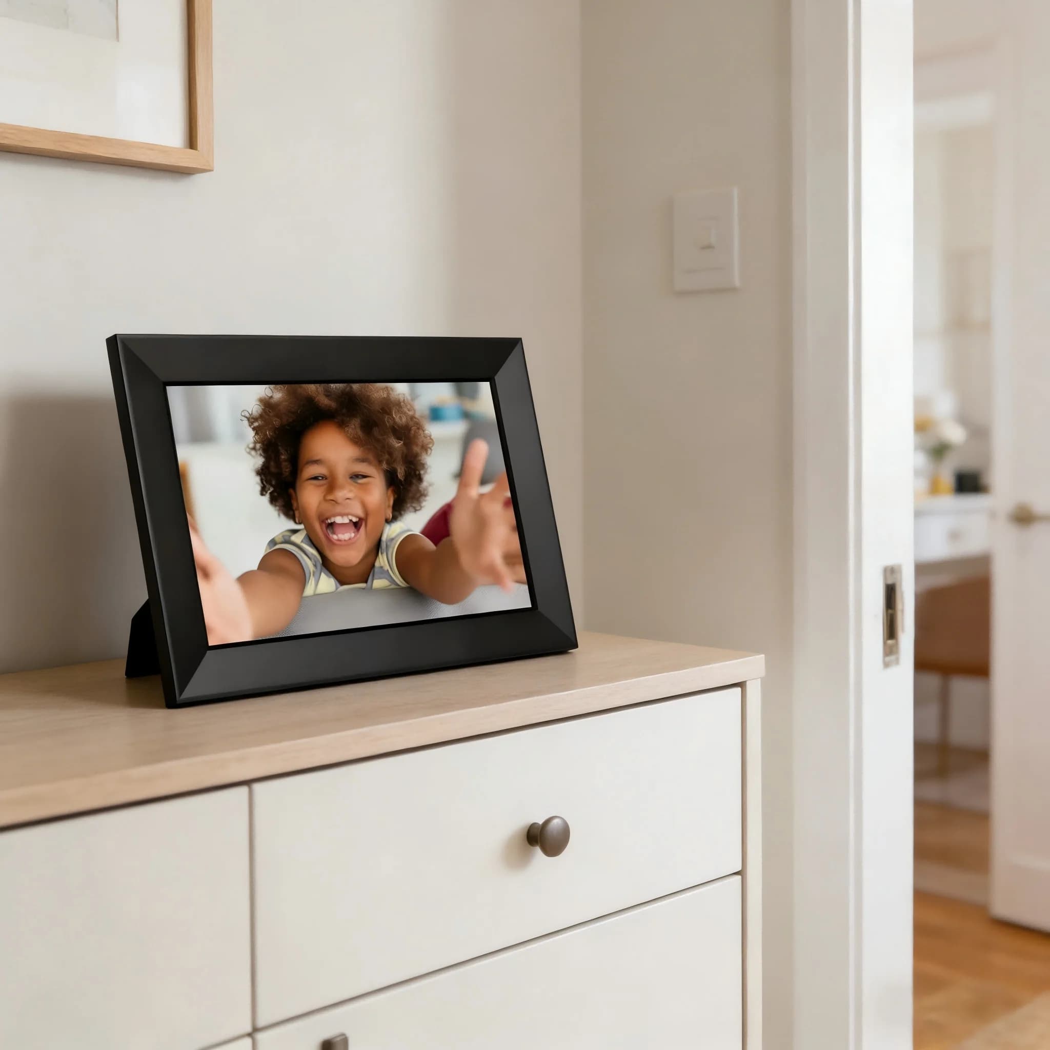 Cornice Digitale Smart WiFi da 10.1 Pollici, Album Fotografico Cloud con 32GB di Memoria, Rotazione Automatica, Controllo Facile tramite App