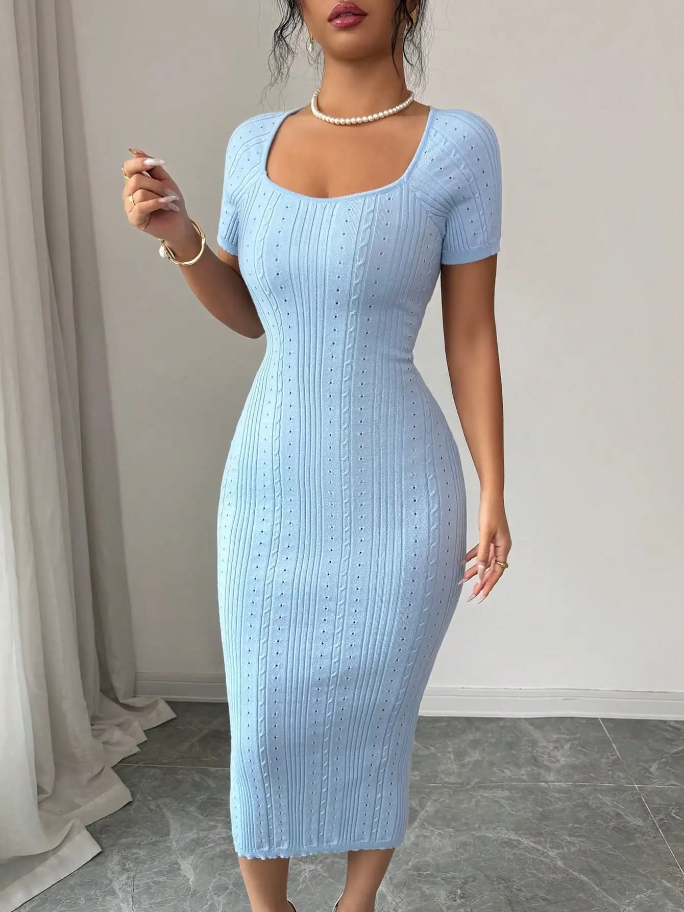Abito midi estivo in maglia aderente con scollo a U e maniche corte blu