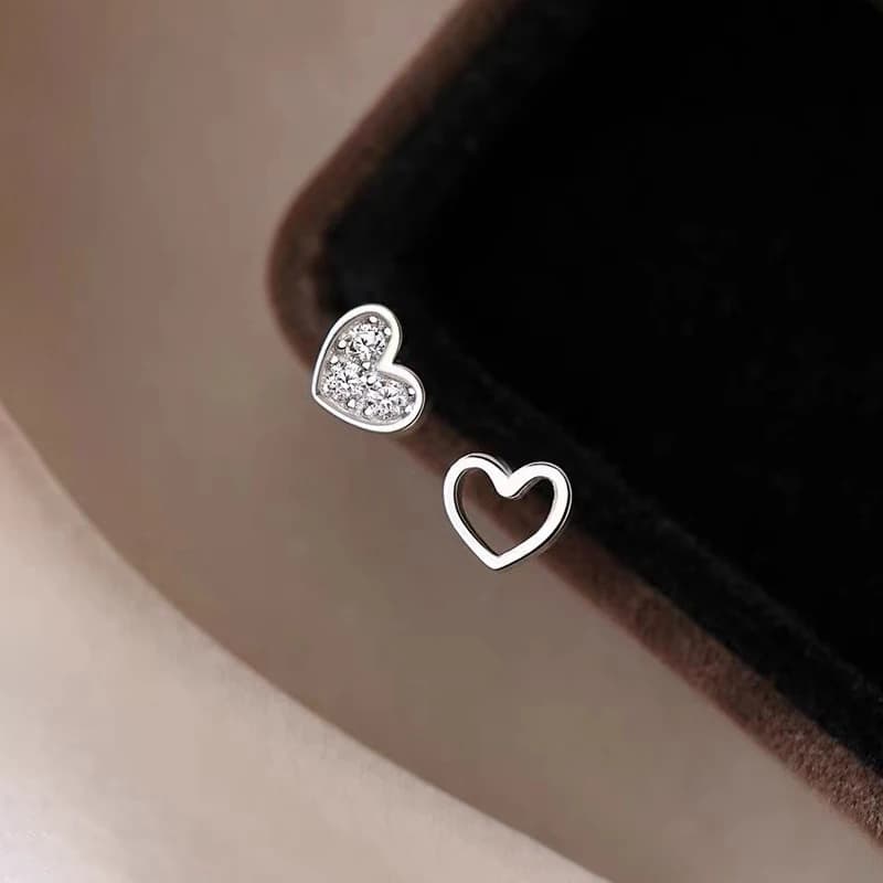 Orecchini a perno mini a cuore cavo in zircone color argento per donna, gioielli raffinati di tendenza, accessori di lusso di nicchia.