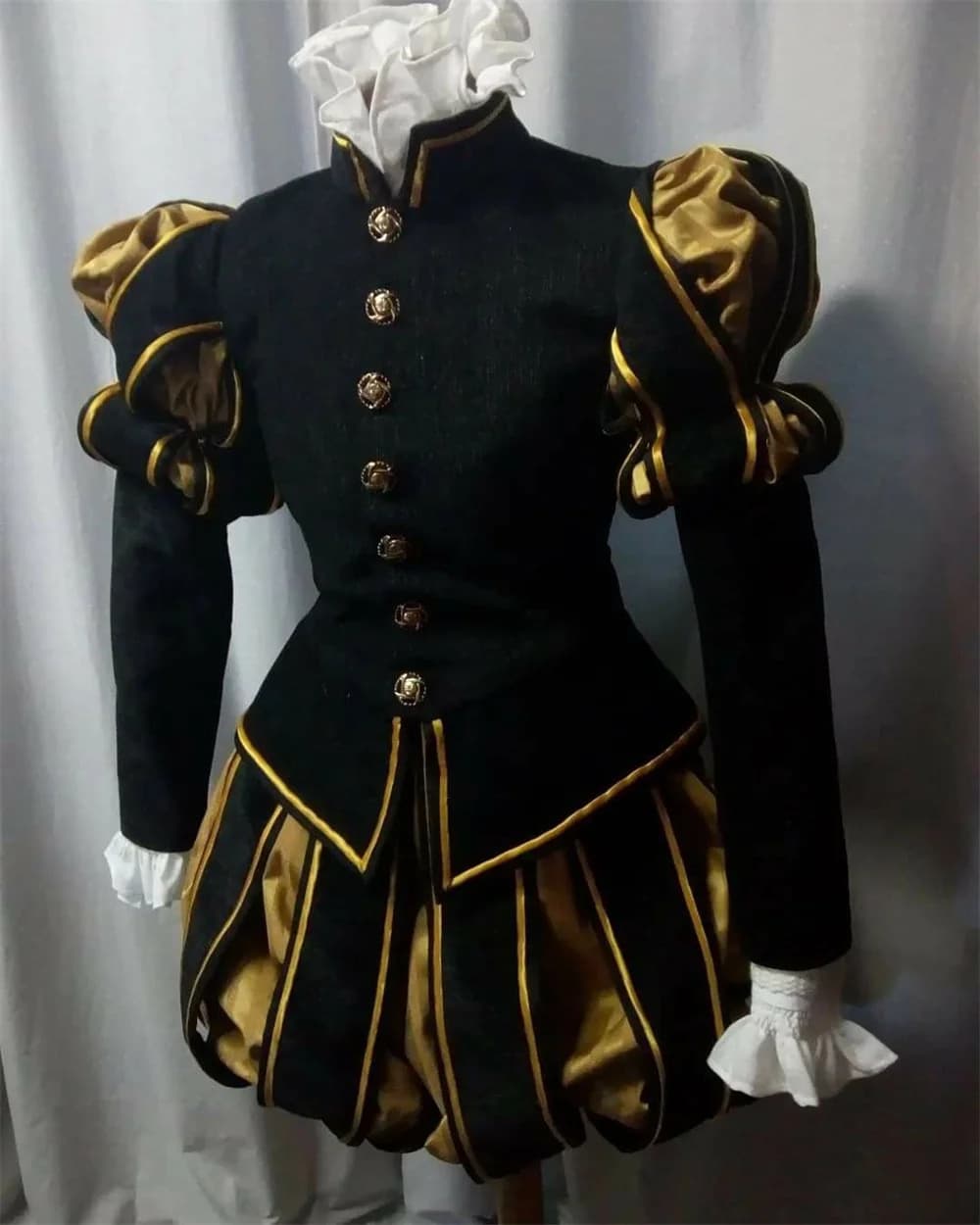 Costume elisabettiano del re Tudor del XVII secolo, medievale, storico, rinascimentale, giacca doppietto, pantaloni, costume da principe Tudor