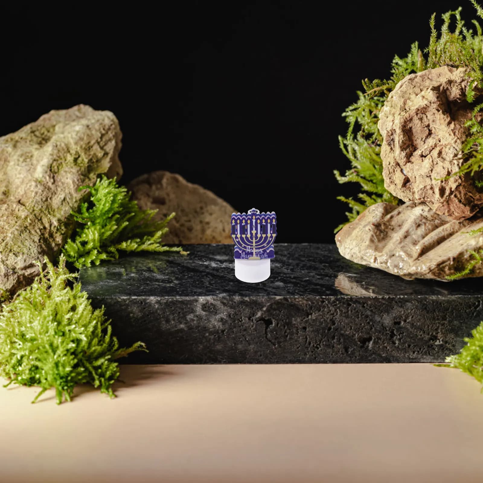 Candele LED Senza Fiamma in Ferro per Hanukkah, Design Elegante Menorah, Illuminazione Luminosa e Duratura per Casa, Feste, Campeggio e Decorazioni Esterne