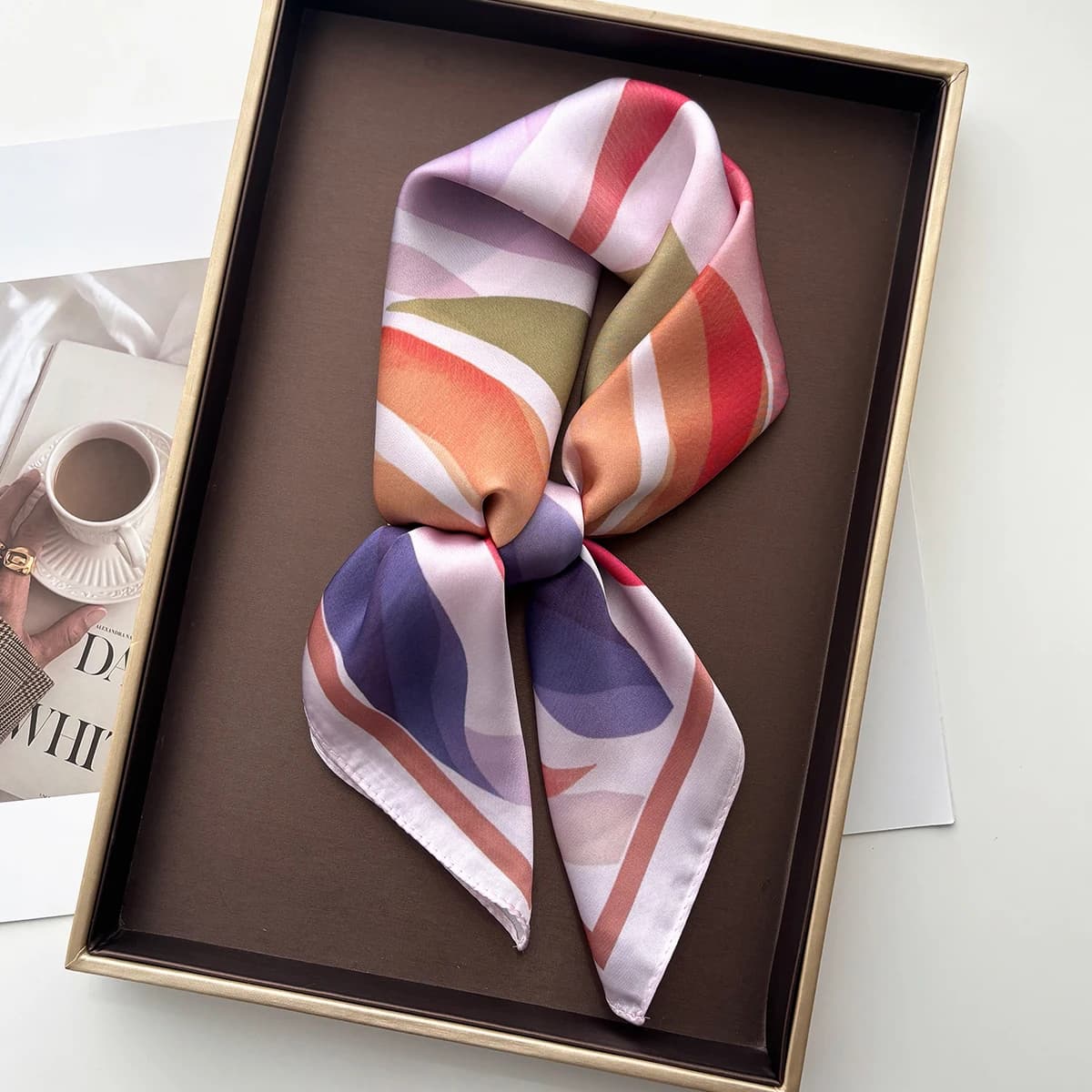 Sciarpa da donna in seta imitazione satinata con stampa di design, foulard quadrato, fasce per capelli, scialli e coprispalle femminili