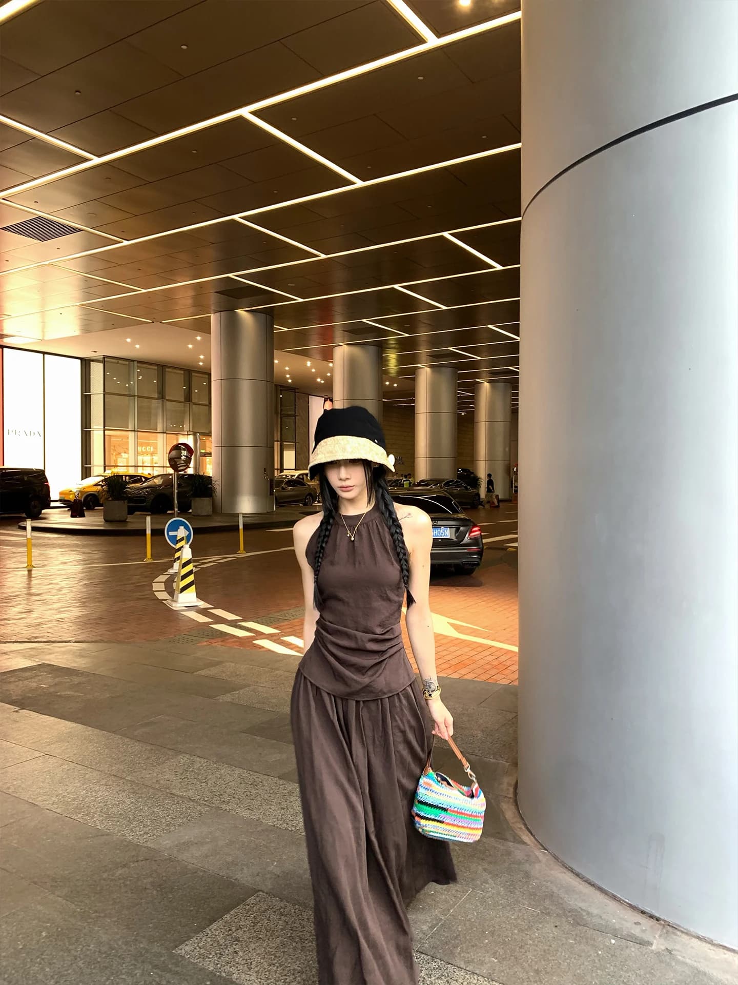 Elegant finish with uncovered neck top and half-length skirt, young style, Kylin brand, women's fashion, spring collection.