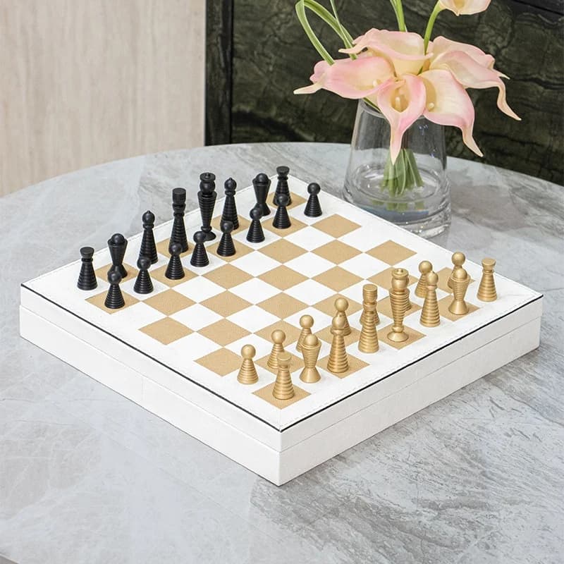 Set di Scacchi di Lusso in Metallo con Scacchiera in Pelle per Arredamento Artistico e Giochi Strategici