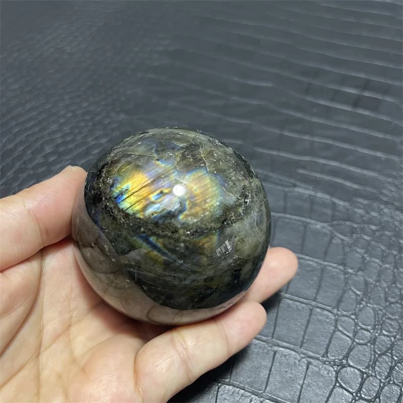 Sfera di cristallo labradorite naturale da 67 mm Quarzo al chiaro di luna Sfera magica lucida Ornamenti per la decorazione della casa con base