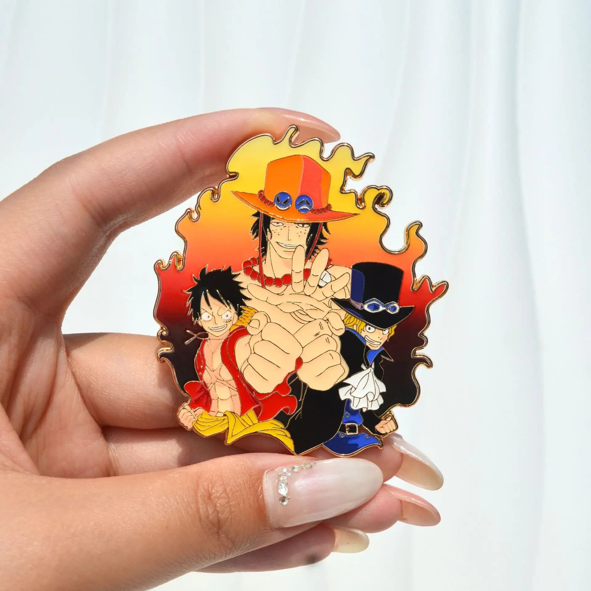 Ace Luffy Sabo Spille e Ciondoli in Smalto Anime ONE PIECE, Distintivi in Metallo, Spille Manga per Zaini, Abbigliamento, Risvolto, Cosplay, Regalo, Decorazione