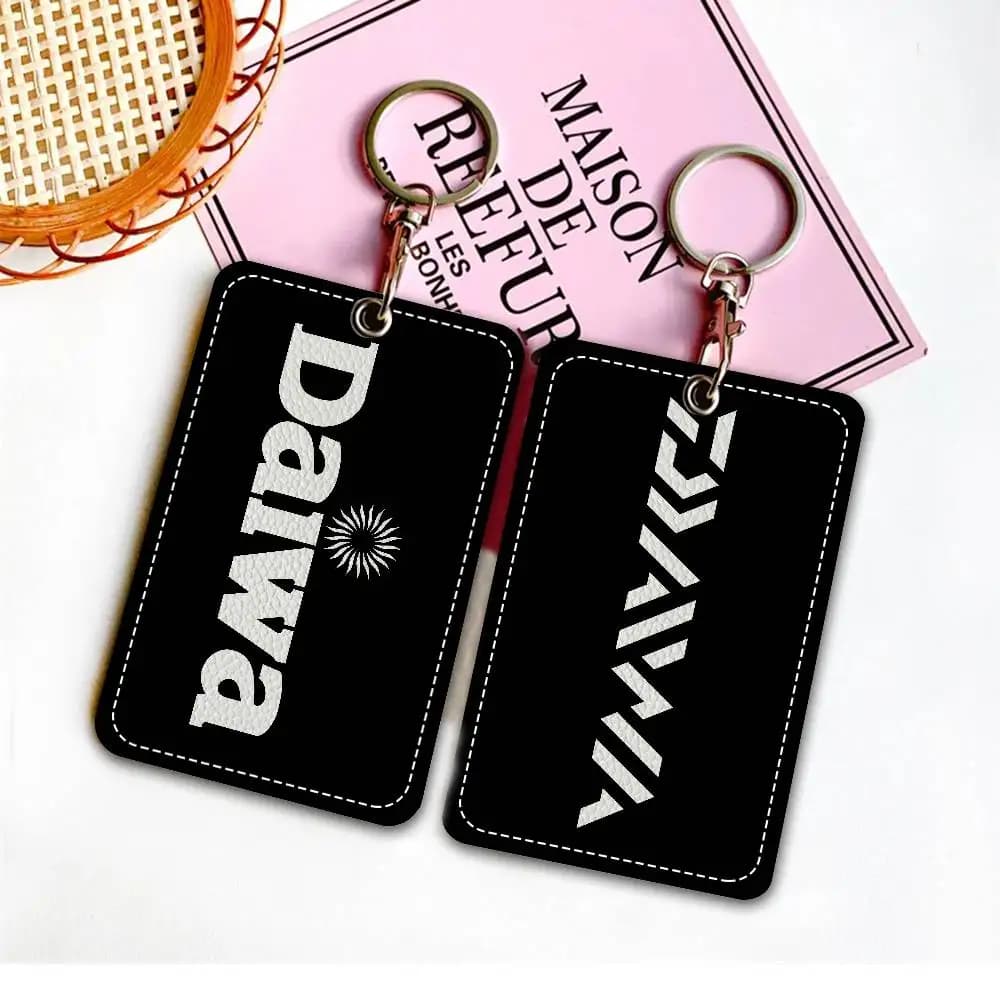 Porta Tessere in Pelle con Logo Classico D-Daiwa, Portachiavi e Anello Portachiavi per Carte d'Accesso e ID