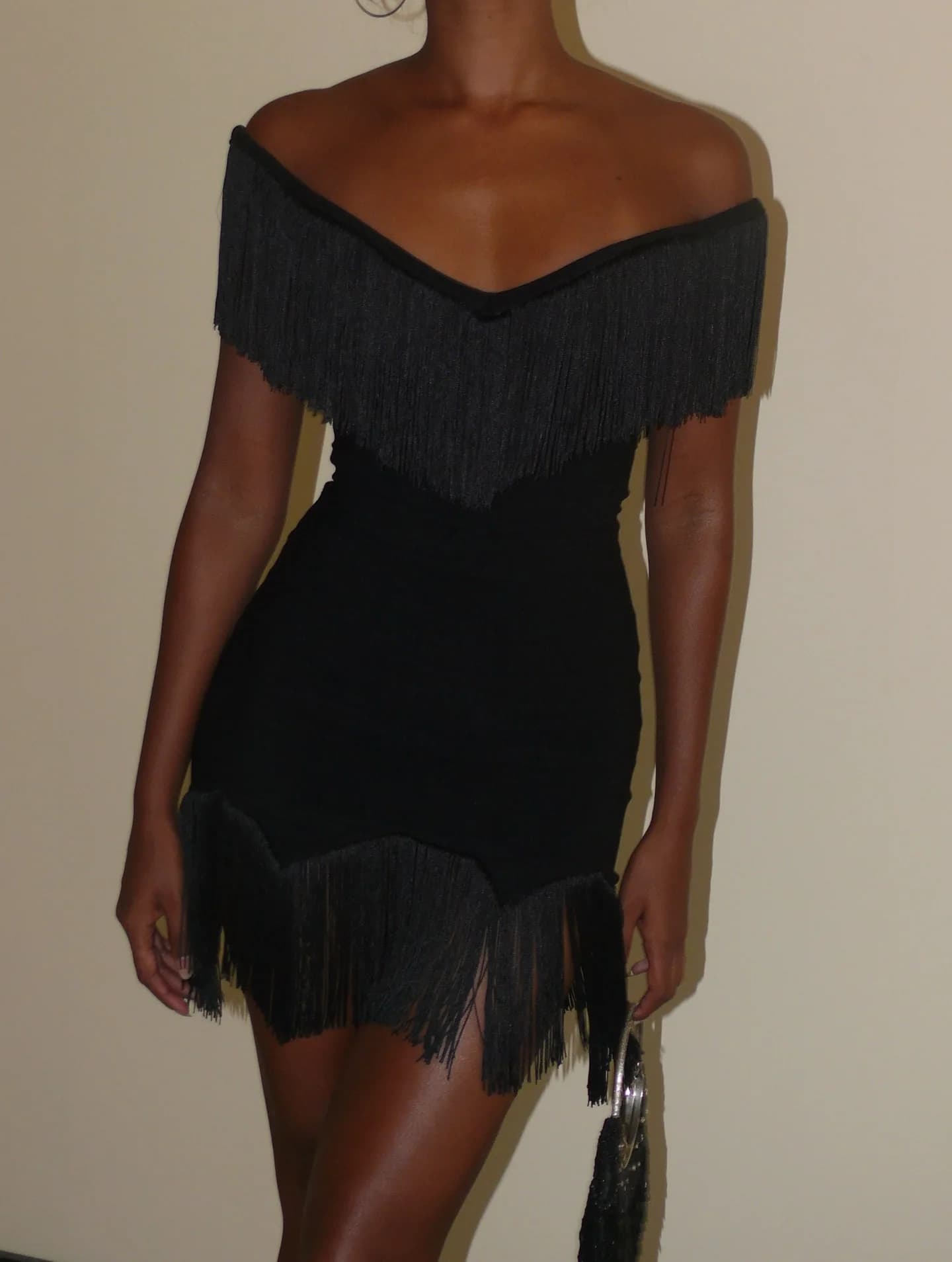 Stylish Lady Off Shoulder Fringe Bodycon Mini Dress 2026 Women Solid Tassel Hem Slim Ruched Club Party Nightclub Dresses