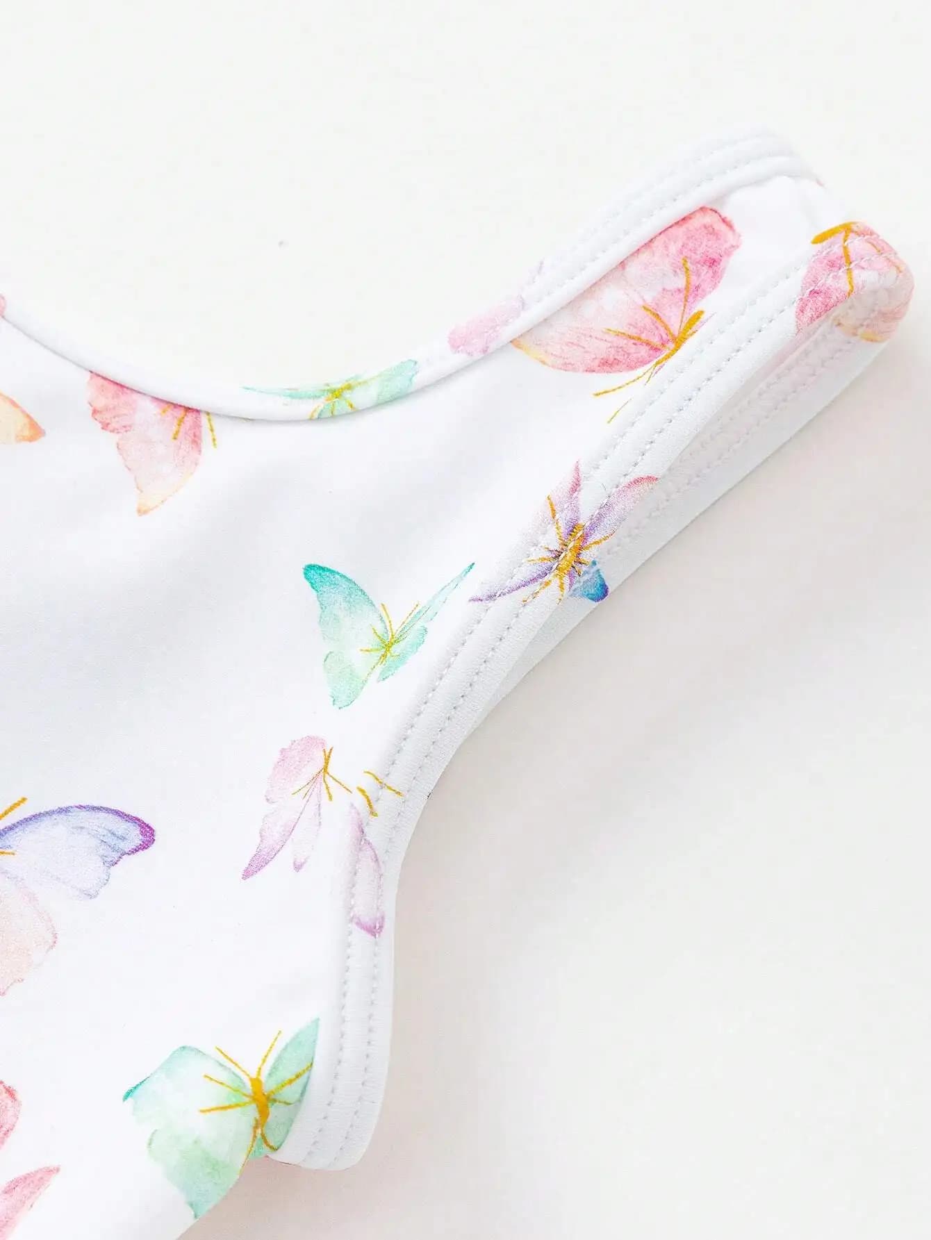 Costume intero da ragazza con motivo a farfalla, design con gonna a bretelle e cappellino da bagno abbinato