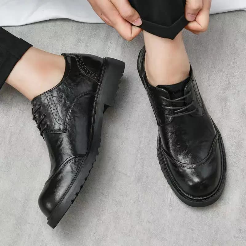 2025 Scarpe da uomo in morbida pelle di fascia alta alla moda Business Casual Utensili Testa grande Suola spessa Mocassini antiscivolo Scarpe