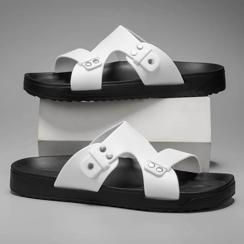 2026 Pantofole da uomo nuove Sandali in pelle di lusso per uomo Scarpe da spiaggia antiscivolo per esterni Moda Infradito con suola morbida Scarpe basse da uomo