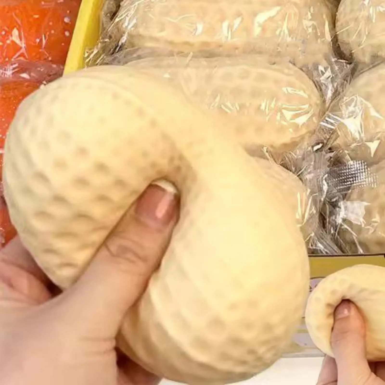 Giocattolo Antistress a Forma di Arachide, Morbido e Schiacciabile, Regalo Divertente e Calmante per Bambini e Adulti