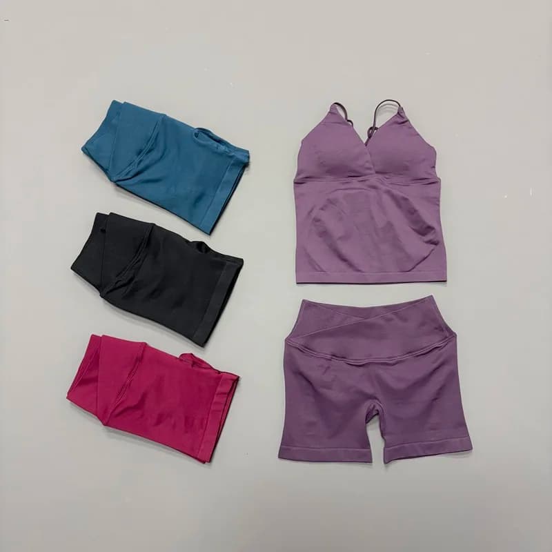 Set Fitness 2 Pezzi per Donna, Top Lungo Senza Cuciture con Dettaglio Frontale Intrecciato, Pantaloncini Modellanti ad Asciugatura Rapida, Completo per Palestra, Pilates e Allenamento Sportivo