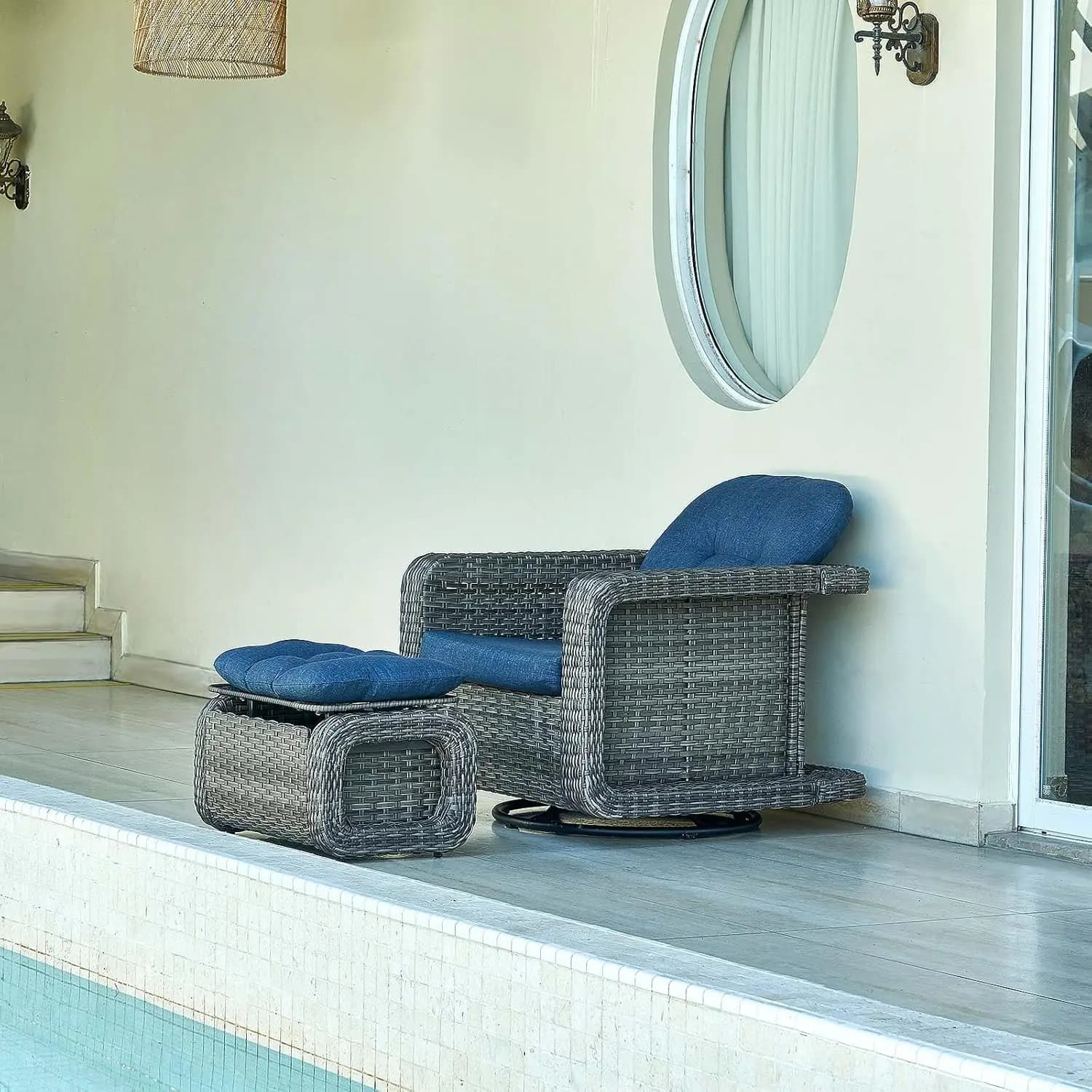 360 ° Set di 2 Sedie Girevoli da Patio con Poggiapiedi Resistente alla Ruggine, per Cortile, Terrazza, Balcone, in Vimini Grigio e Blu, Personalizzabile