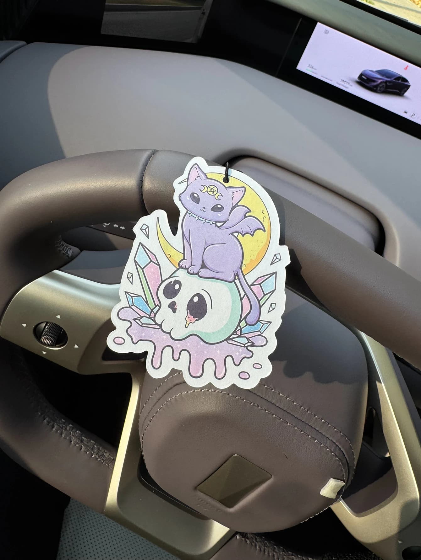 Deodorante per Auto in Stile Anime Kawaii con Profumo di Fresia e Pera Inglese (Tendenza Internazionale) | Supporto per Specchietto Retrovisore e Clip per Bocchetta dell'Aria a Doppio Uso | Compresse per Aromaterapia in Materiale Naturale | Fragranza a Lunga Durata per 90 Giorni | Senza alcol | Non teme l'esposizione al sole | Progettato specificamente per la rimozione degli odori in auto, armadi e bagni. | Grafica Animata per Cartoni Animati |
