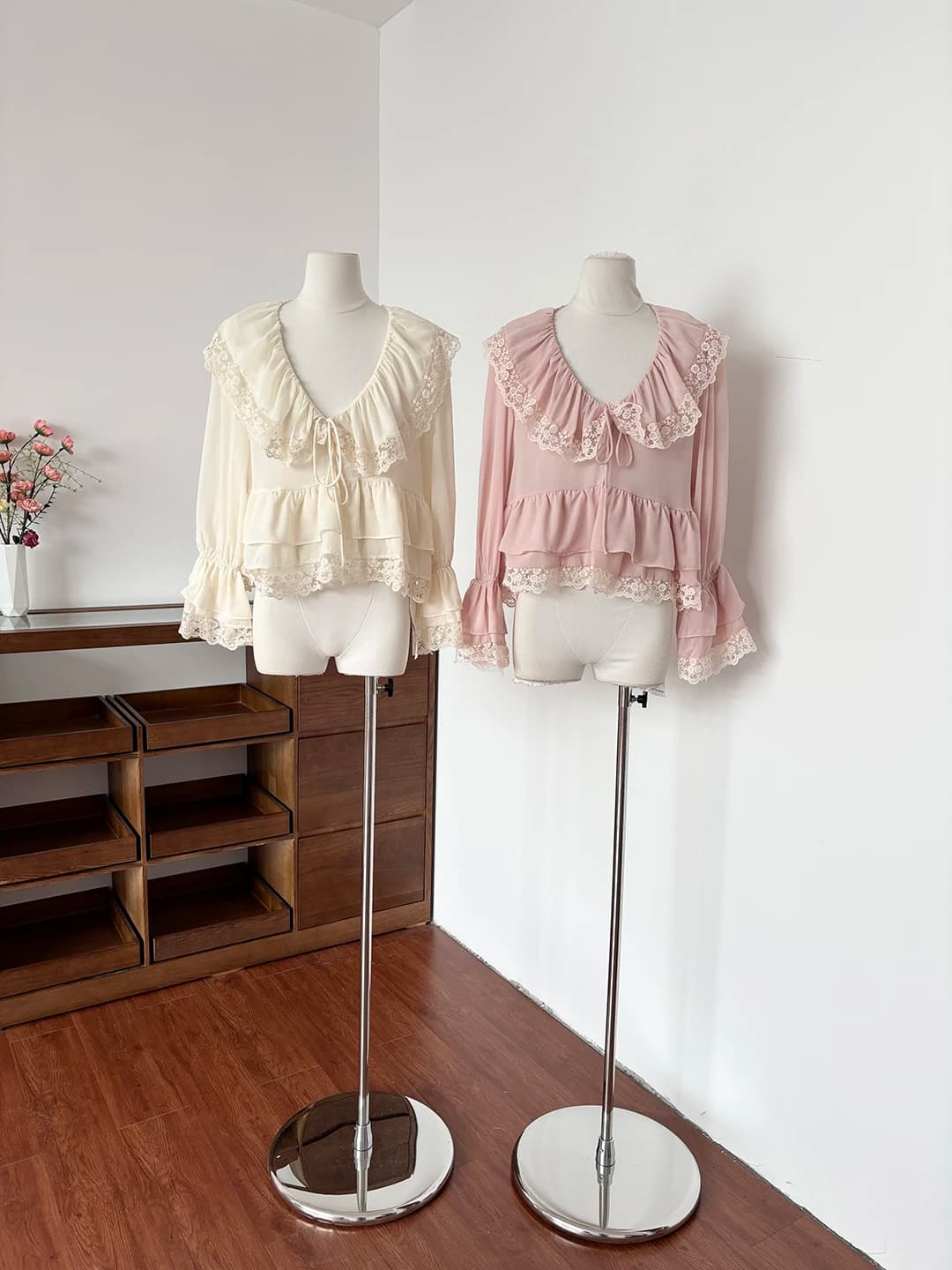 Camicetta Estiva 2026 da Donna, Dolce e Morbida, Versatile, con Inserti in Pizzo, Scollo a V, Maniche a Campana, in Fibra di Poliestere, a Maniche Lunghe, Stile Casual