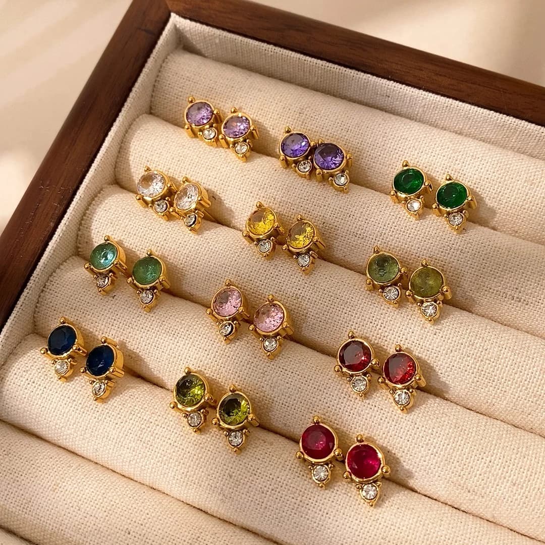CARLIDANA Orecchini a bottone da donna con 12 pietre portafortuna di lusso in acciaio inossidabile non appannati con strass colorati CZ Cubic Zirconia