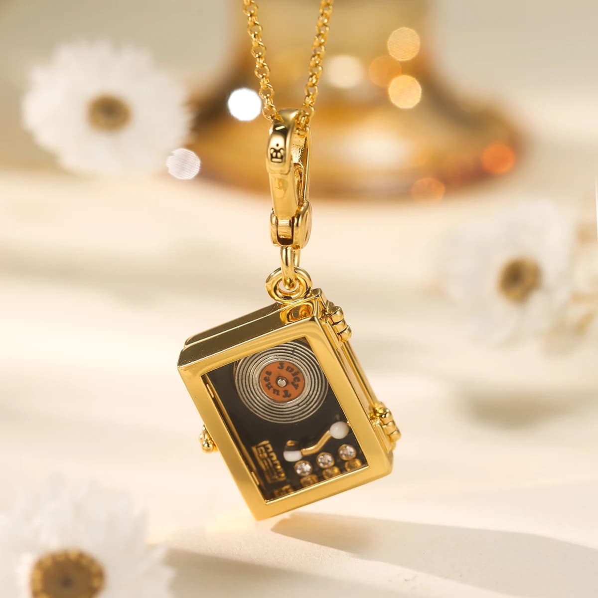 1Pc Fashion Creative Retro Radio Phonograph Pendant Necklace for Women Sweet Cool Party Jewelry Keychain Pendant Halloween Gift