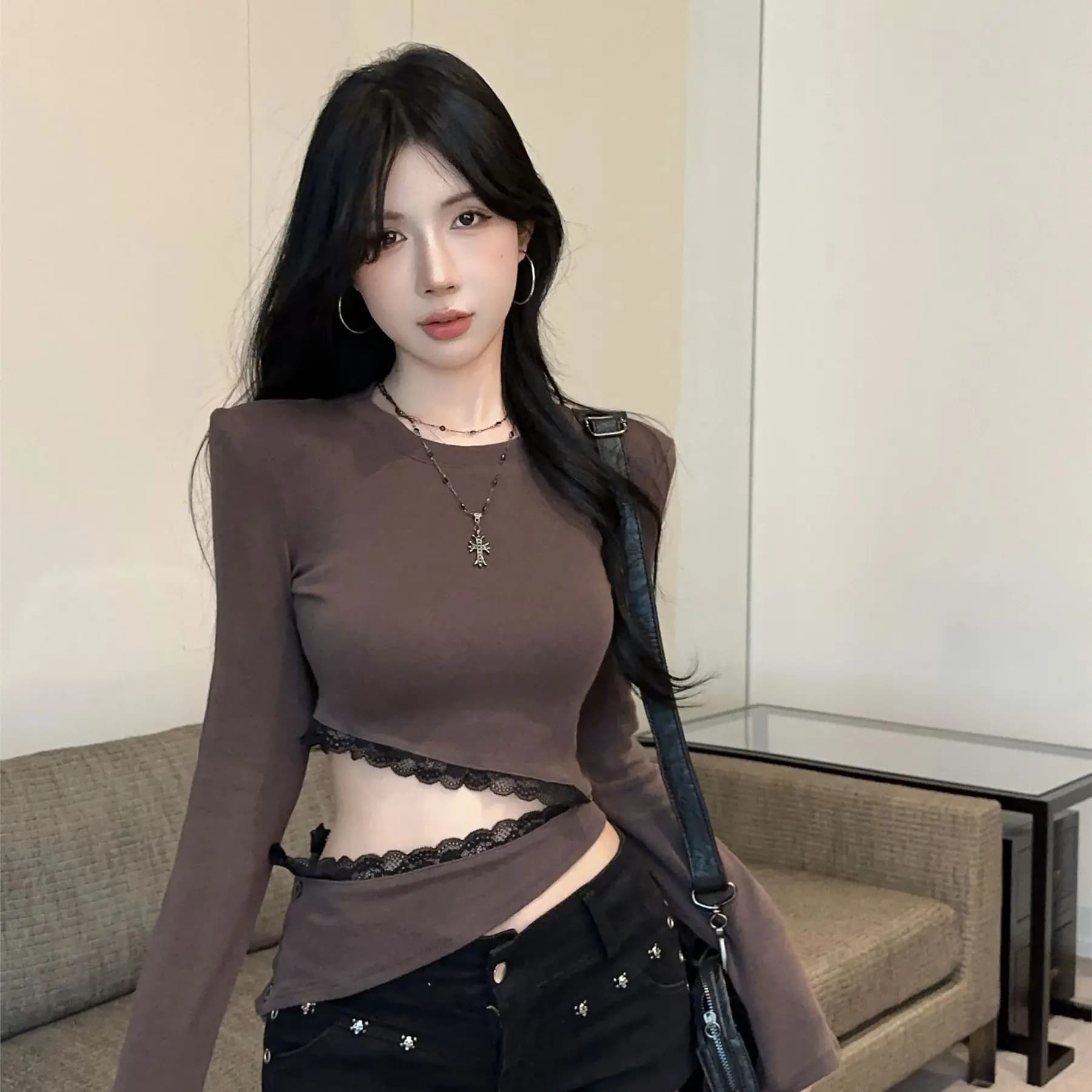 T-shirt a maniche lunghe Femme Irregolare Scava Fuori Tendenza sottile Sexy Interni Lapping Camicia che tocca il fondo T-shirt moda primavera estate