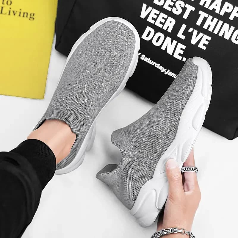 Scarpe da skateboard da uomo Calzini traspiranti edizione coreana Moda da corsa Scarpe da skateboard da uomo originali sportive Scarpe da uomo nere