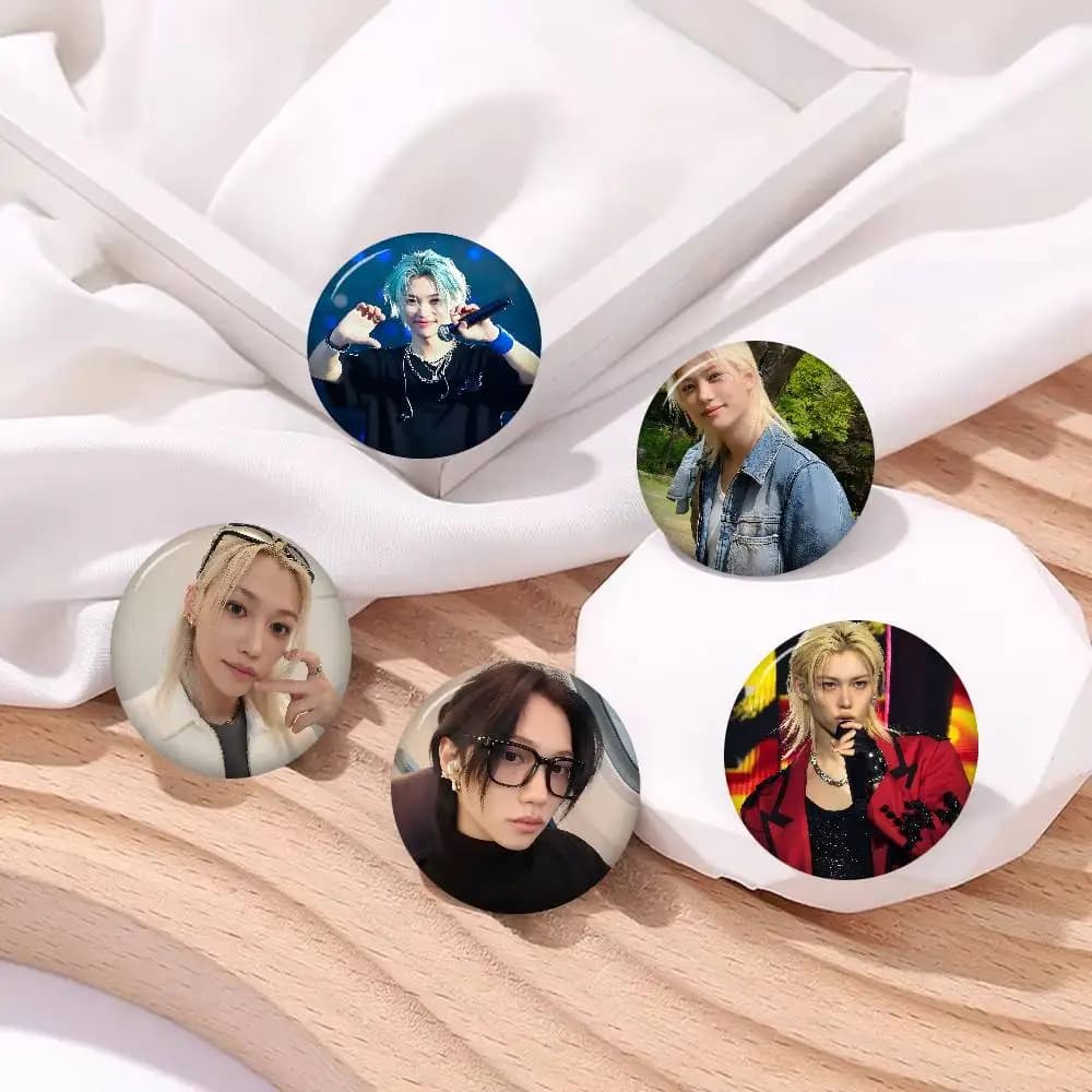 Spilla da bavero Kpop Felix Yongbok Lee Anime, simpatico distintivo a cartone animato per giacca e jeans, accessorio regalo