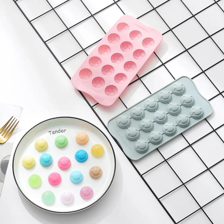 Stampo in silicone per caramelle gommose QQ, fudge e cubetti di ghiaccio a forma di faccina sorridente semicircolare con 15 fori, fai da te.